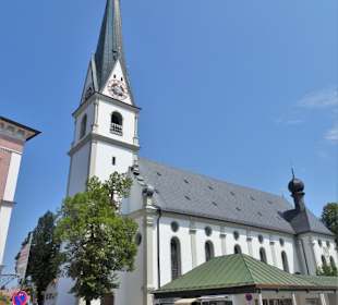Außenansicht der Pfarrkirche von Prien