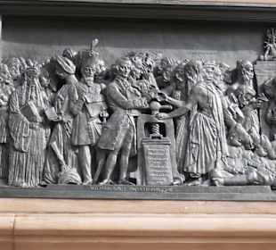 Bild zeigt Gutenberg und Zuschauer in damaliger Ze