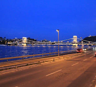 Blick auf die Kettenbrücke bei Nacht