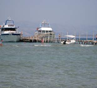 Aspraou Bay: an- und ablegende Schiffe