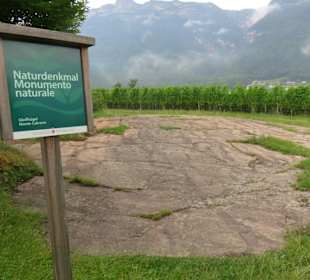 Naturfelsen, auf dem die Kirche steht
