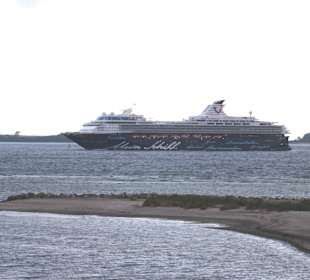 Kieler Förde TUI Mein Schiff vor Laboe