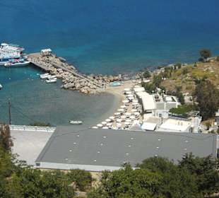 Blick auf Schiffsanleger mit kleinem Sandstrand
