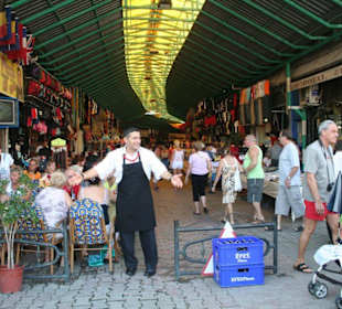Haci am Eingang zum überdachten Bazar