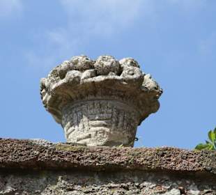 Figur auf einer Mauer