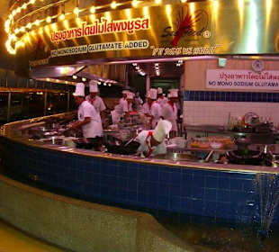 Vor dem Eingang, die offene Küche...