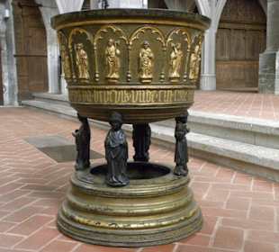 Historisches Bronzetaufbecken