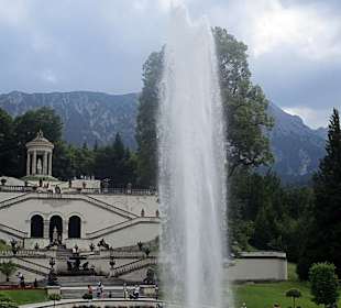 Schloss Linderhof mit Wasserfontaine