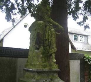Grabstein auf dem alten Friedhof in GI