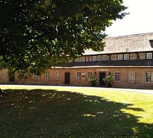 Nebengebäude mit Hotel und Museum