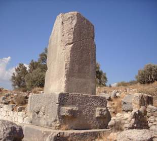 Der Inschriftenpfeiler