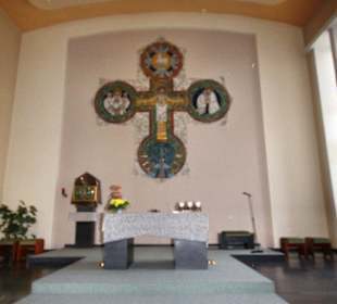 Altar mit Kreuzmosaik
