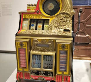 Alter Glückspielautomat im Museum