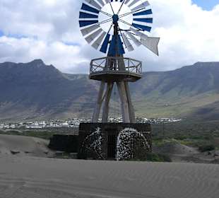 Windrad an der Zufahrt Playa de Famara