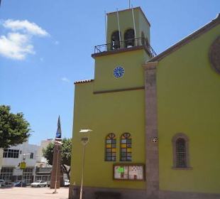 Kirche an der Einkaufsstraße