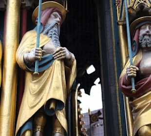 Figuren im Schönen Brunnen