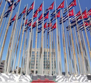 "Fahnenberg" vor der US-Interessenvertretung