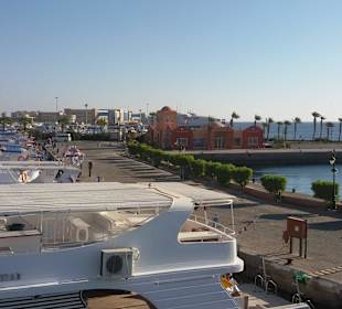 An der neuen Marina fährt das Boot los