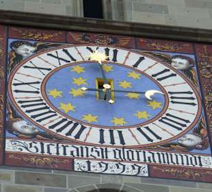 Schöne Fresken in der Turmuhr