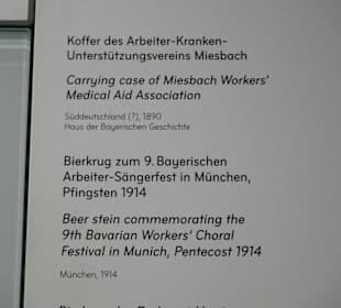 Hinweisschild für den Koffer und Bierkrüge