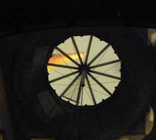 Blick hoch in einen der Türme des Reichstags