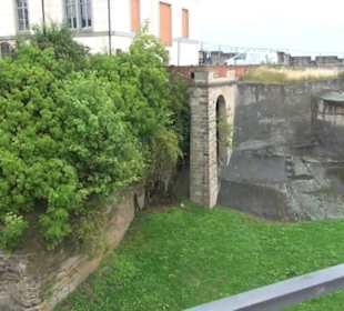 Entlang der Festungsmauer