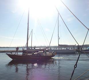 Ein Segelboot auf den Weg zum Meer.