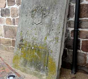 Grabmal an der Kirchenmauer