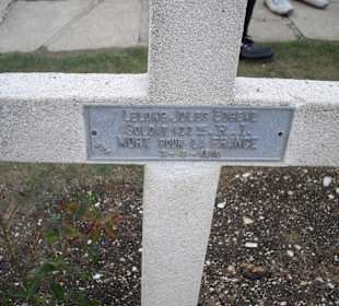 Gedenkkreuz vor dem Beinhaus