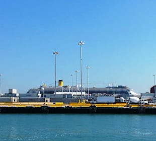 Im Hintergrund der Kreuzfahrthafen