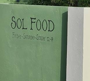 Unscheinbar mehr Schilder gibt es nicht.