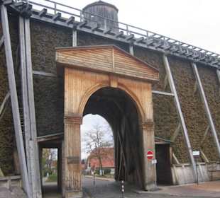 Brama wejściowa na teren tężni uzdrowiskowych