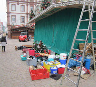 Weihnachtsmarkt am Aufbauen