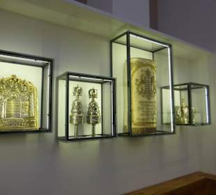 Im Raum mit Ausstattungen einer Synagoge