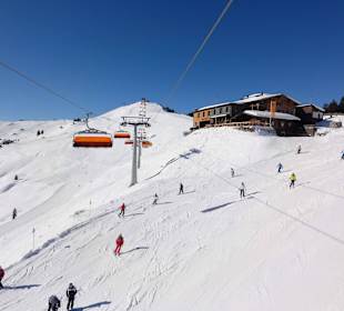 Pisten und Lifte im Skigebiet von Leogang