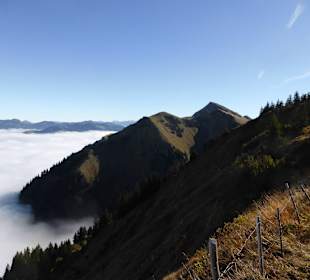 Panoramaweg über dem herbstlichen Nebelmeer