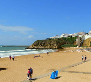 Am Strand - im Hintergrund- der Aufzug