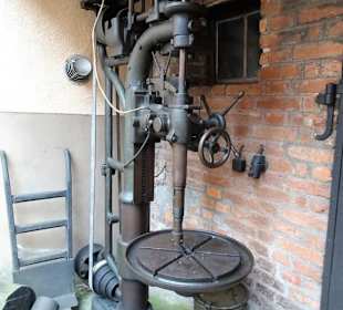 Maschinen vor dem Eingang zum Eisenhammerwerk