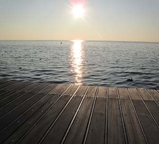Sonnenuntergang auf der Hafenpromenade