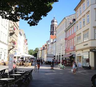 Kirchturm vom Marktplatz aus gesehen