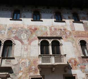 Blick zum Palast / Palazzo Quetta Alberti Colico