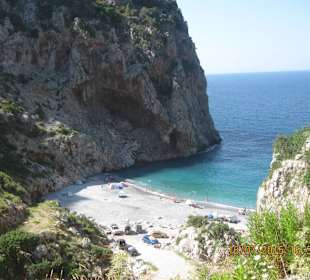 Blick zur Bucht und Strand von der Strasse