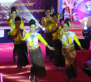 Traditionelle Tänze in schöner Kleidung