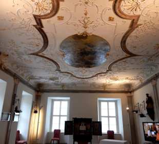 Prunkvoller Raum mit Schiffsorgel