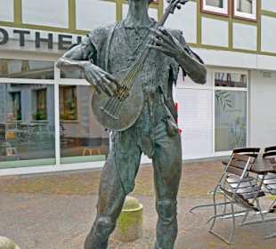 Bronzeguss eines Sängers in der Kirchstraße