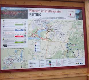 Wanderhinweistafel bei der Kirche