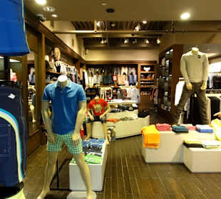 Blick in Geschäfte der Renaissance Mall