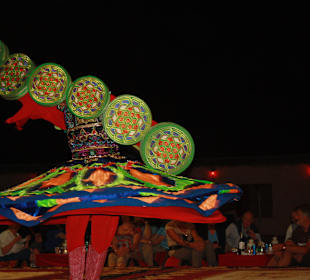 Traditioneller Tanz im Wüstencamp!