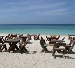 blendend weißer Sand am Restaurant