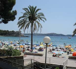 Überfüllter Strand am Nachmittag